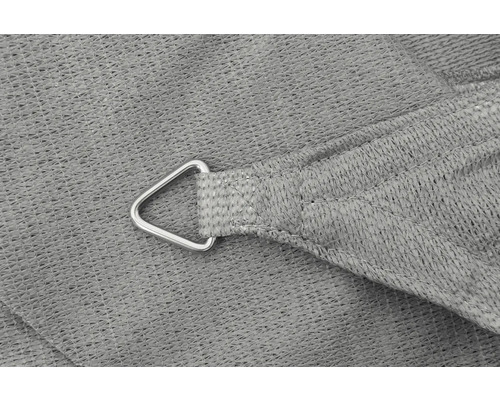 Vue détaillée d''une voile d''ombrage avec anneau de fixation
