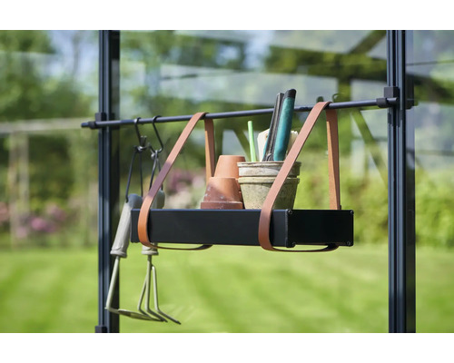 Hängeregal mit Gartengeräten und Töpfen vor Glasscheibe