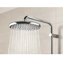 Douche à effet pluie avec jet d''eau dans une salle de bain