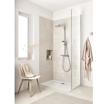 Douche à l''italienne avec robinetterie de douche, receveur et paroi de douche en verre dans une salle de bain lumineuse