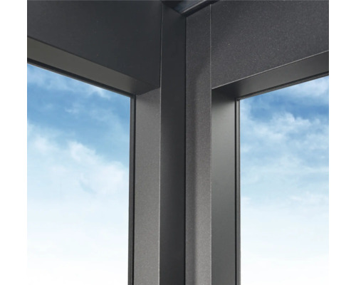 Detailansicht einer Terrassenüberdachung aus Aluminium mit Blick auf den Himmel