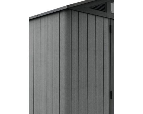 Detailansicht einer Gartenhütte mit vertikalen, grauen Holzpaneelen