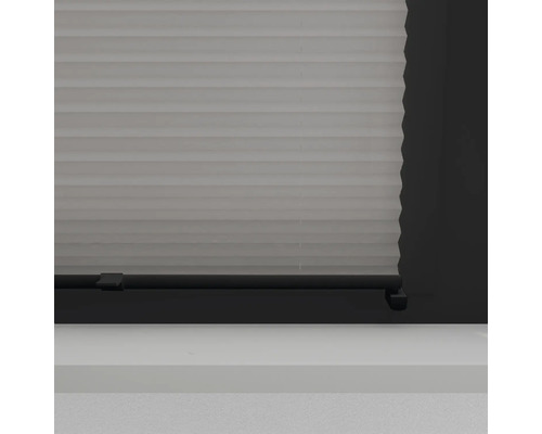 Gros plan d''un store plissé pour la décoration de fenêtre et la protection solaire