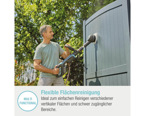 Un homme nettoie une porte à l''extérieur avec une brosse de surface sans fil.