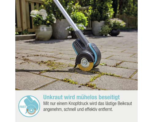 Gardena Akku-Fugenbürste im Einsatz auf Pflastersteinen