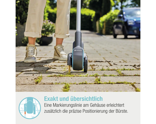 Gardena Akku-Fugenbürste im Einsatz auf Pflastersteinen