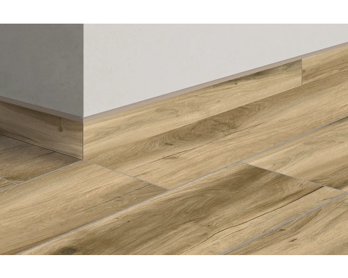 Carrelage de sol aspect bois avec plinthe assortie sur un mur