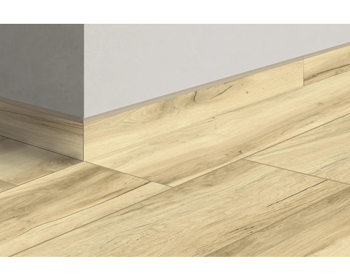 Ansicht von Laminatboden mit passender Sockelleiste an einer Wand