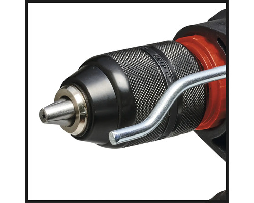 Detailaufnahme eines Bohrfutters mit Bohrer und Schlüssel