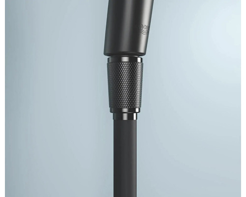 Gros plan d''un robinet Grohe noir