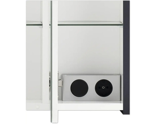 Vue intérieure d''une armoire de toilette avec étagères en verre et prise de courant