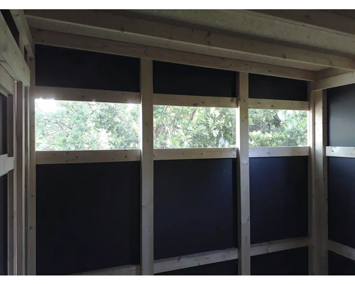 Vue intérieure d''une maison en bois avec des panneaux noirs et des fenêtres
