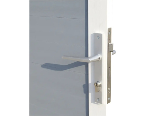 Gros plan d''une porte avec poignée et serrure argentées