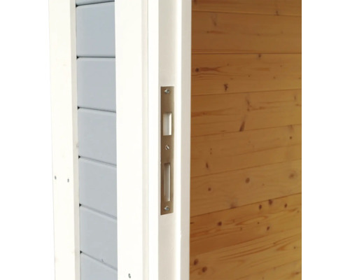 Vue détaillée d''une embrasure de porte avec ferrures et revêtement en bois