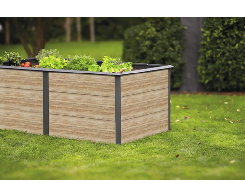 Jardinière en imitation bois avec légumes sur pelouse