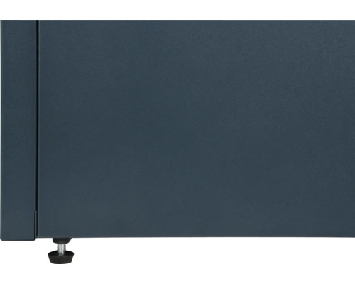 Detailansicht eines Schranks mit Stellfuß.