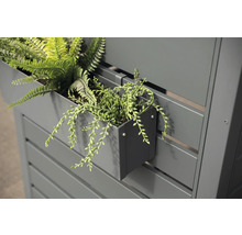 Detailansicht eines grauen Sichtschutzzauns mit bepflanzten Blumenkästen.