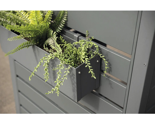 Detailansicht eines grauen Sichtschutzzauns mit bepflanzten Blumenkästen.