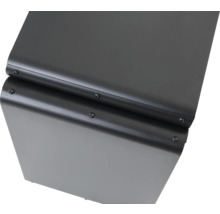 Metallabdeckung mit Schrauben
