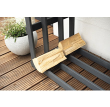 Étagère à bois de chauffage avec bois et plante en pot sur une terrasse