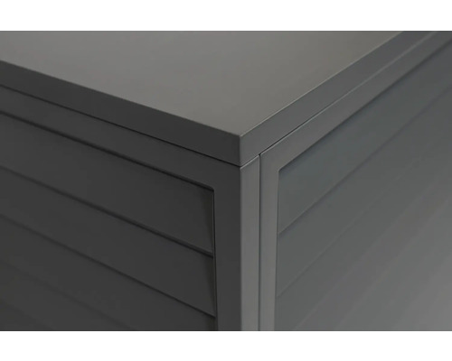 Detailansicht eines grauen Gartenhauses mit horizontaler Holzverkleidung und Metalleinfassung