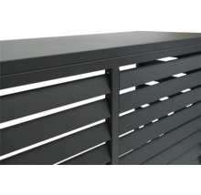 Detailansicht eines Zaunelements mit Lamellen aus Metall