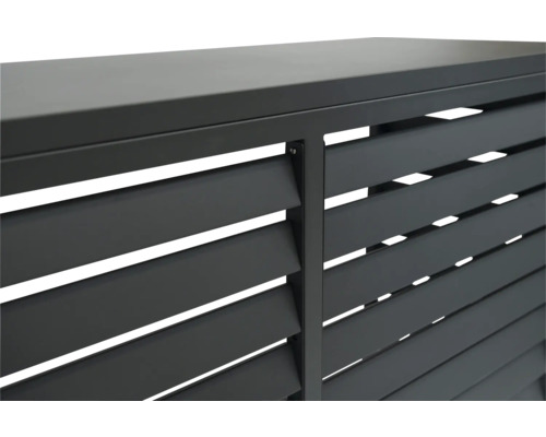 Detailansicht eines Zaunelements mit Lamellen aus Metall