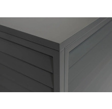 Detailaufnahme eines grauen Gartenschranks mit Lamellenoptik.