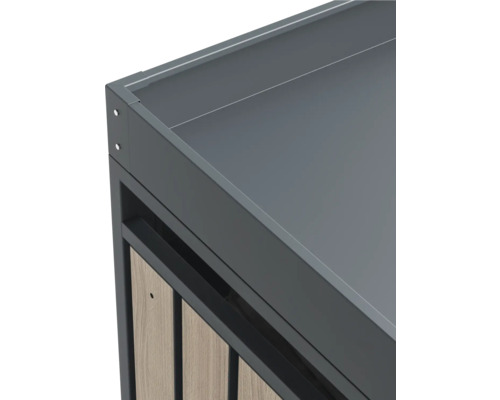 Detailaufnahme eines Gartenschranks mit Metallrahmen und Holzverkleidung