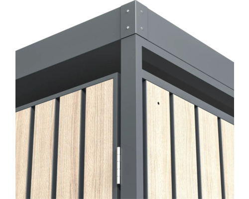 Detailansicht einer Gerätehaus Ecke mit Holzverkleidung und Metallrahmen.
