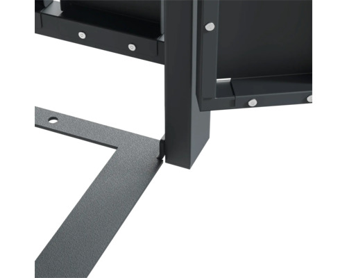 Detailaufnahme eines Metallgestells mit Schrauben