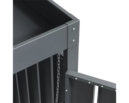 Detailansicht einer grauen Kompostbox mit Kette