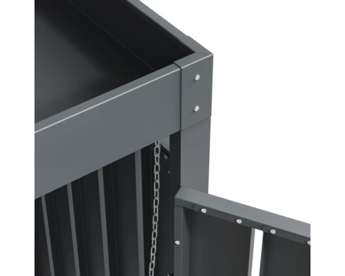 Detailansicht einer grauen Mülltonnenbox mit Kette