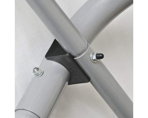 Detailansicht einer grauen Rohrkonstruktion mit einer schwarzen Halterung und Schrauben