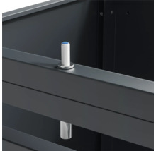 Gros plan de l''intérieur d''une armoire métallique avec des éléments de connexion