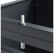 Vue détaillée d''un meuble avec des éléments métalliques et des raccords