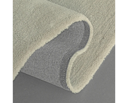 Detailansicht eines hochflorigen Teppichs, der die Textur und Verarbeitung zeigt