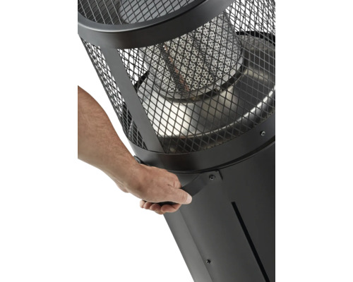 Detailaufnahme einer Hand, die einen tragbaren Terrassenheizer hält