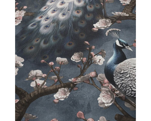 Dekorativer Stoff mit Pfauenmuster und Blumenmotiven.