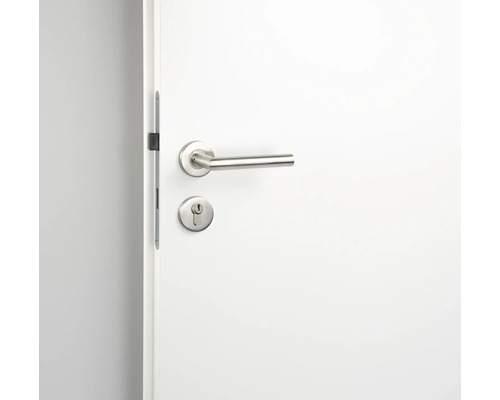 Weisse Tür mit Türbeschlag