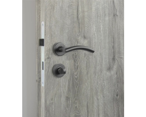 Türbeschlag mit Drückergarnitur an einer Holztür