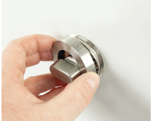 Hand betätigt einen Türriegel aus Edelstahl