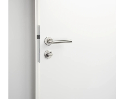 Weiße Tür mit Edelstahl-Türbeschlag