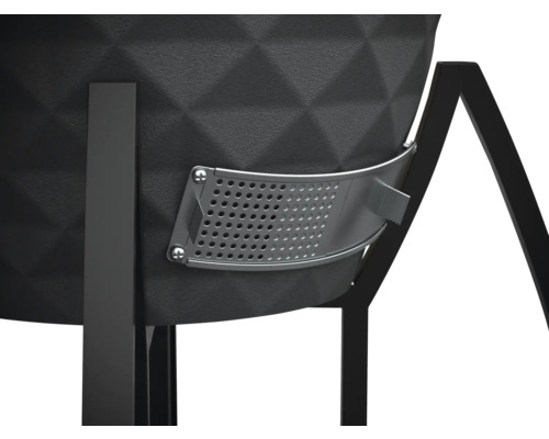 Detailansicht eines schwarzen Pflanzgefäßes mit Metallhalterung