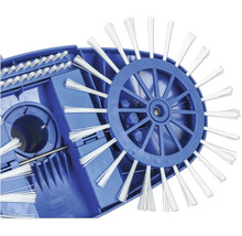 Detailansicht einer blauen Kehrmaschine mit weißen Borsten