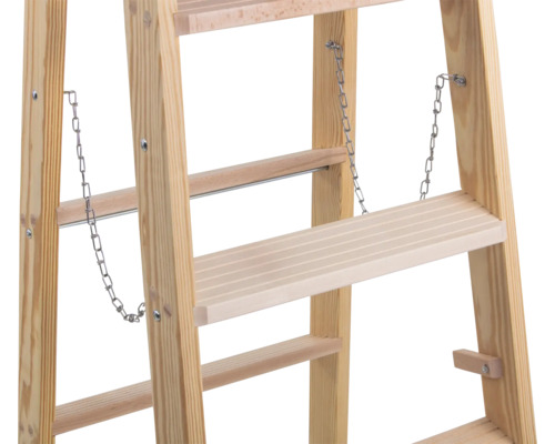 Detailansicht einer Holzleiter mit Ketten zur Stabilisierung