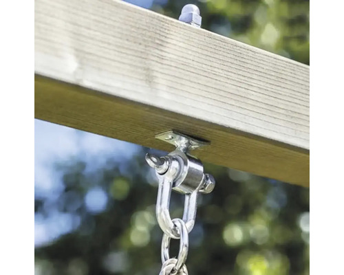 Fixation de balançoire avec mousqueton fixée à une poutre en bois