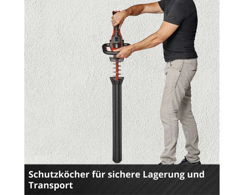 Mann setzt eine Heckenschere in eine Köcherhülle für Lagerung und Transport