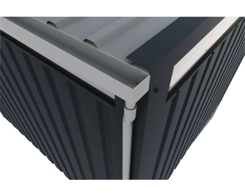 Vue détaillée d''un abri de jardin en métal avec gouttière et tuyau de descente