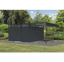 Metall Gerätehaus mit Anbau auf einem Rasen im Garten.